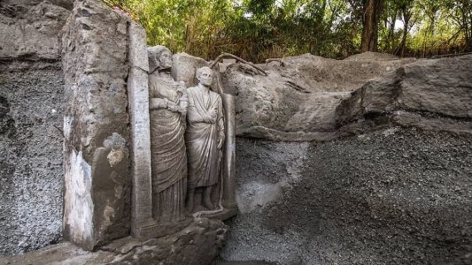 Hallaron un relieve de una pareja casi a tamaño natural en una tumba de Pompeya