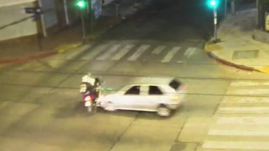 Cruzó en rojo, chocó a una moto y escapó: el estremecedor video del siniestro en la Colón