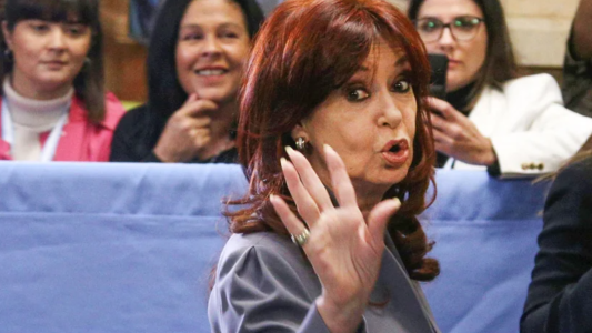 Cristina volvió a criticar a Milei: "Pegá un volantazo porque te vas a poner el país de sombrero"