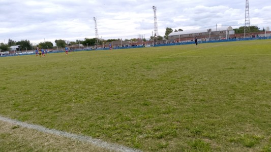 Le arrojaron agua hirviendo a un árbitro en un clásico en el interior de Córdoba: suspendieron el partido