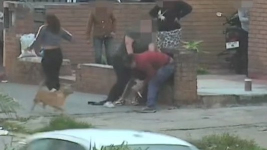 Violento enfrentamiento en Córdoba: detuvieron a un joven que hirió con un cuchillo a dos hombres