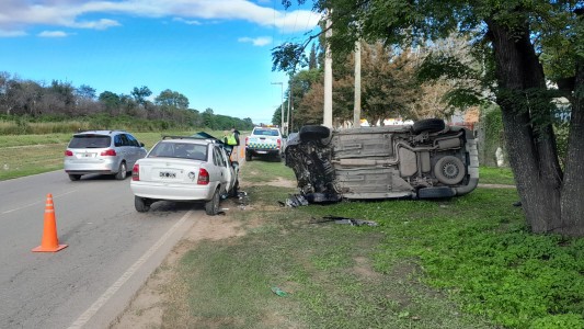 Córdoba: dos autos chocaron y uno terminó volcando