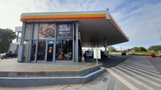 Video: intentó robar una moto de una concesionaria y lo atraparon