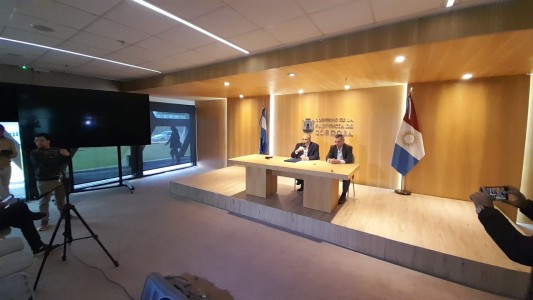 Llaryora firmó el decreto que convierte a Epec en Sociedad Anónima