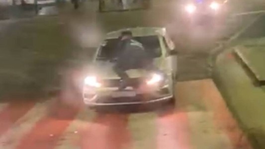 Escapó de un control y arrastró a un policía en el capot de su auto en pleno centro de Córdoba