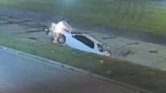 Video: perdió el control del auto, derrapó y se estrelló contra el canal de Circunvalación