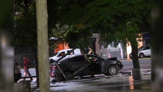 Choque en Recoleta: un auto se subió a la vereda y destrozó una parada de colectivo