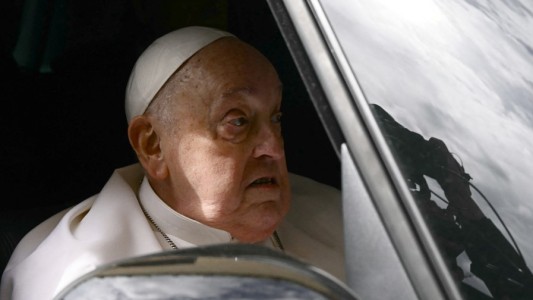 El papa Francisco visitó una cárcel en Roma: "Vivo la Pascua como puedo"