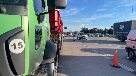 Fatal accidente: un motociclista murió tras chocar contra un camión