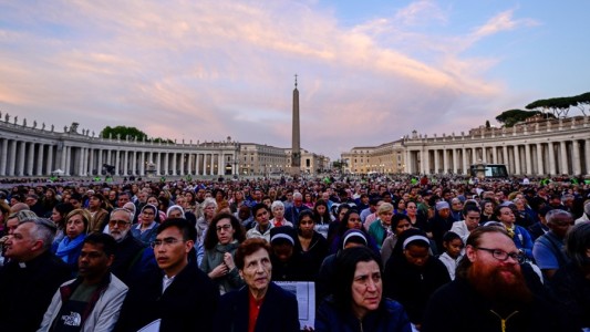 Miles de fieles rezaron el Rosario en la Plaza San Pedro en memoria del papa Francisco