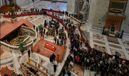 Más de 60.000 personas visitaron hasta ahora la capilla ardiente del papa Francisco