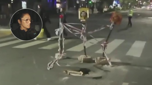 Una motociclista sufrió una grave caída por un bache sin señalizar en plena Chacabuco