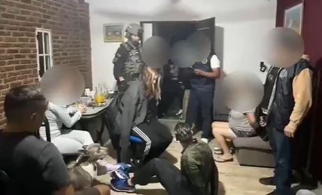 Tenía un polígono de tiro clandestino en su vivienda y fue detenido