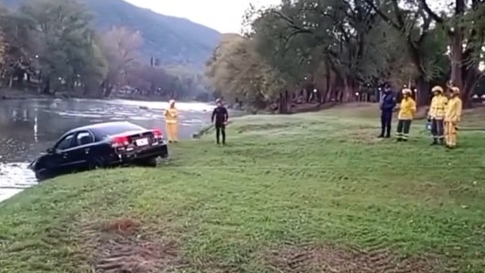 Bomberos rescataron un vehículo caído al río en Santa Rosa: los ocupantes salieron ilesos