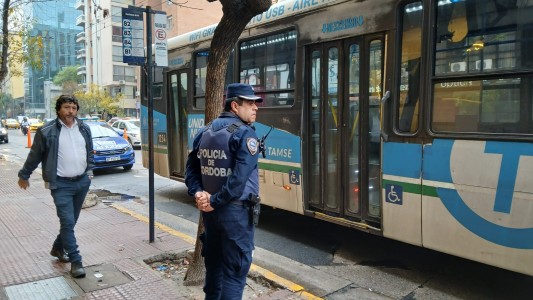 Un colectivo atropelló a dos mujeres en Córdoba: la unidad continúa en el lugar por el paro de UTA