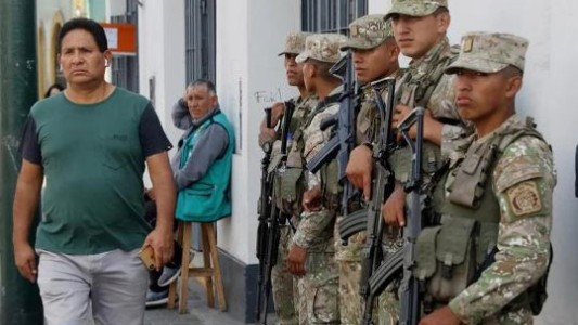Perú: Boluarte declaró el toque de queda en localidad donde fueron asesinados 13 mineros