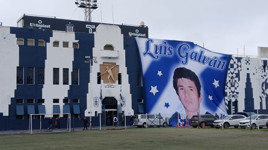 Una bandera en homenaje a Luis Galván, cubre la fachada de La Boutique
