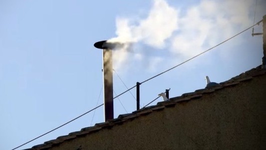 Habemus Papa: salió fumata blanca de la chimenea en la Capilla Sixtina