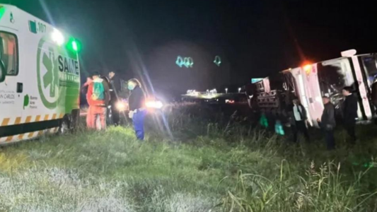 Siniestro en la Ruta 8: un colectivo volcó con 48 pasajeros