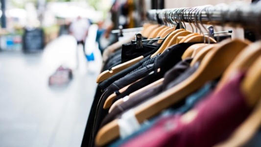 Las ventas minoristas crecieron 3,7% interanual en abril pero retrocedieron frente a marzo