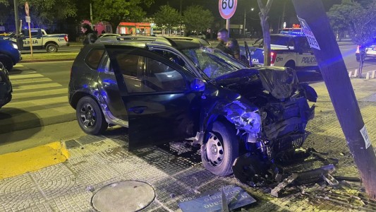 Video: evadieron un control policial, escaparon y terminaron chocando contra un poste