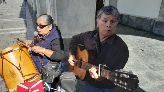 Le robaron la guitarra a un músico ciego y harán una peña para ayudarlo