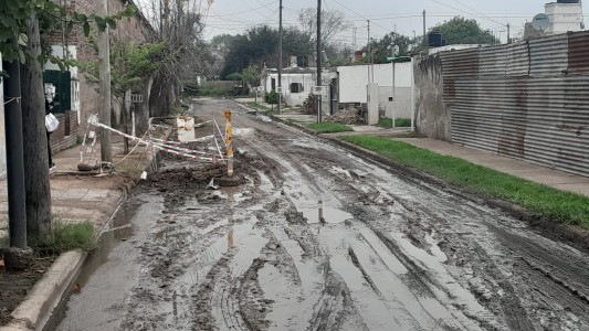 La rotura de un caño anegó las calles de Villa El Libertador y hay casas en riesgo