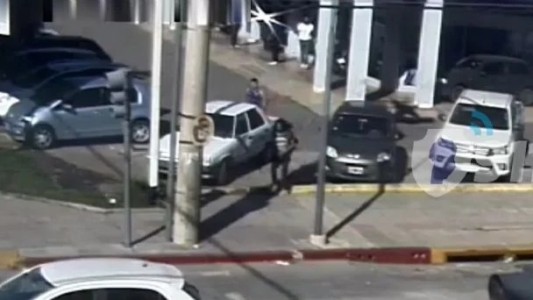 Detuvieron a un limpiavidrios por golpear a un conductor que se negó a que le limpiara el auto