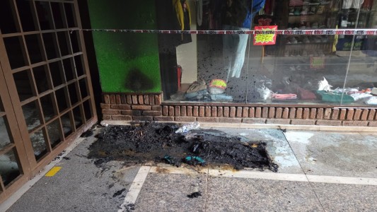 Se prendió fuego su colchón mientras dormía en la calle: sufrió quemaduras de segundo grado