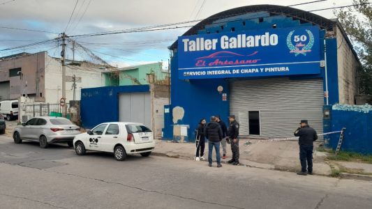 Baleó al dueño de un taller mecánico en medio de una discusión: lo detuvieron junto a su madre
