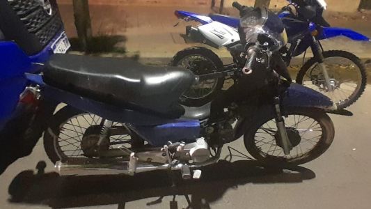 Policía detiene a un joven y secuestra dos motos tras atender a un hombre desvanecido
