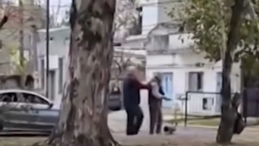 Video: un jubilado con un arma enfrentó a hinchas de Arsenal