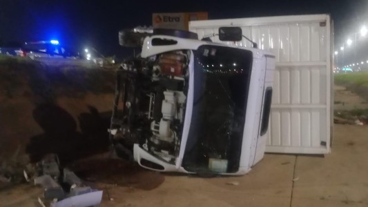 Camión volcó y quedó dentro de un canal en Córdoba
