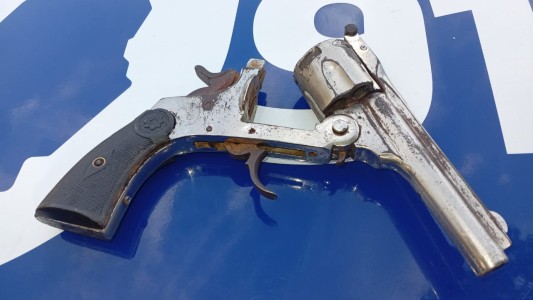 Control policial en Córdoba terminó con dos adolescentes detenidos y un arma secuestrada