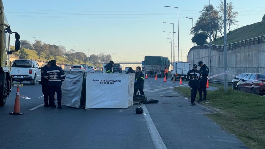 Siniestro fatal en Circunvalación: un motociclista murió tras chocar contra un camión de harina