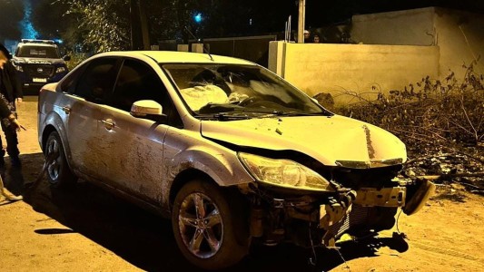 Intentaron escapar con un auto robado y chocaron contra un muro en Córdoba: tienen 16 años