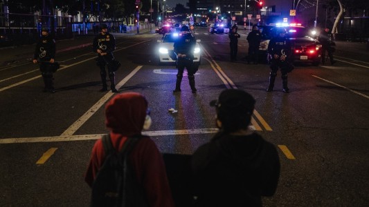 Policía de Los Ángeles realiza arrestos bajo toque de queda y Texas despliega la Guardia Nacional