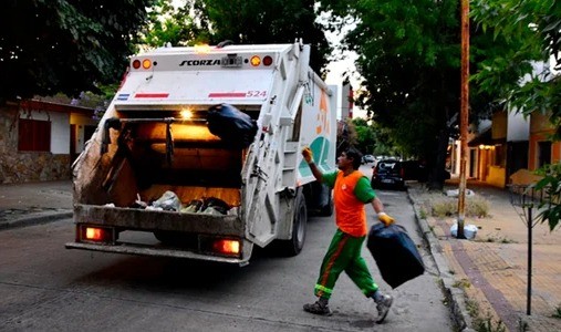 Tragedia en Las Varillas: murió un empleado municipal tras caer del camión recolector