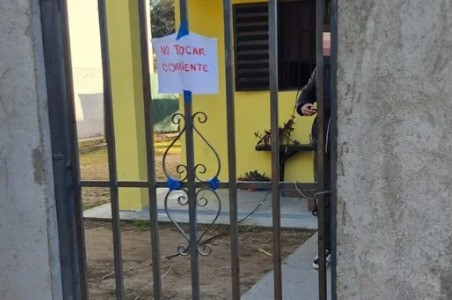 Río Ceballos: electrificó una reja de su casa para evitar el desalojo