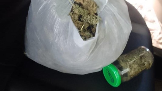 Llevaban más de medio kilo de marihuana en el auto: fueron detenidos