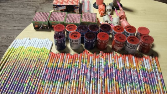 Detuvieron a tres jóvenes por intentar ingresar pirotecnia en partido de fútbol en La Carlota