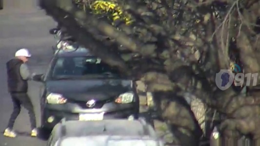 Rompieron un auto, quedaron registrados por las cámaras y los detuvieron
