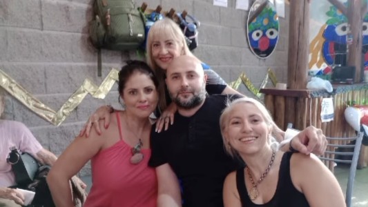 Rifan sus autos para pagar un tratamiento para su madre