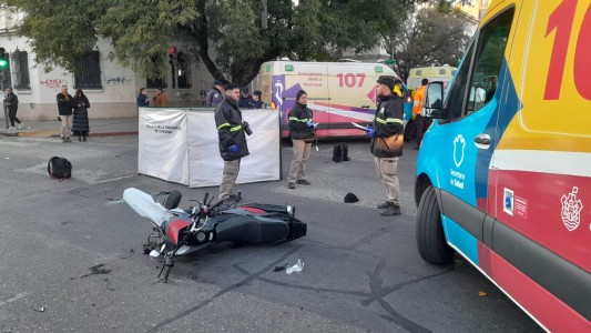 Siniestro fatal en Córdoba: un motociclista de 27 años falleció luego de colisionar contra un auto