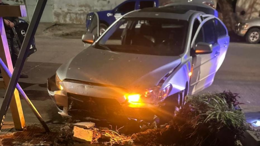 Imprudencia al volante: manejaba alcoholizado, evadió un control policial y chocó contra un macetón
