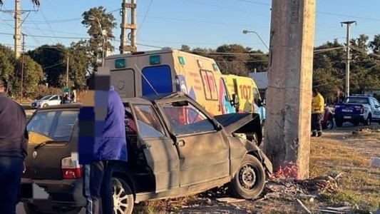 Dos personas resultaron heridas tras chocar contra un poste de cemento