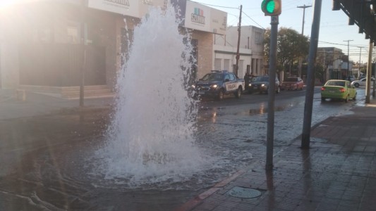 Video: se rompió una válvula de desagüe en Alto Alberdi
