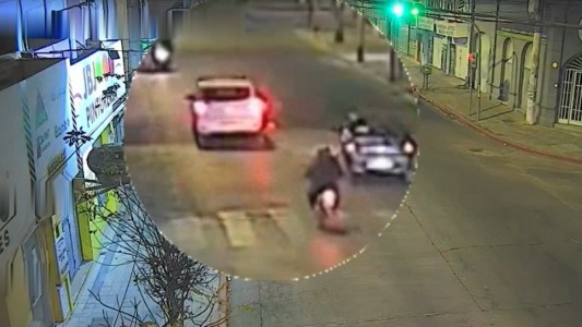 Video: una mujer perdió el control de su moto y chocó contra un automóvil en Alta Córdoba