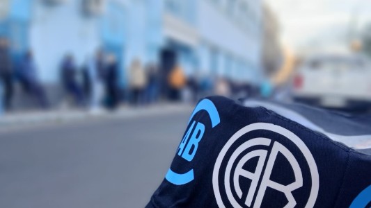 Ni el frío frena la pasión: largas filas de hinchas de Belgrano para comprar las entradas por Copa Argentina