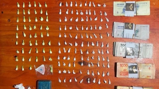 Detuvieron a una mujer que intentó desechar cocaína durante un allanamiento